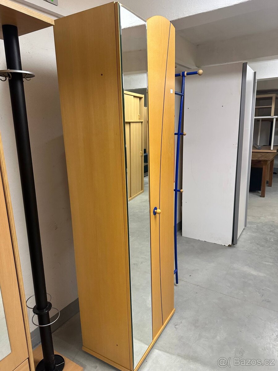 Předsíňová skříň se zrcadlem – skladem - 4