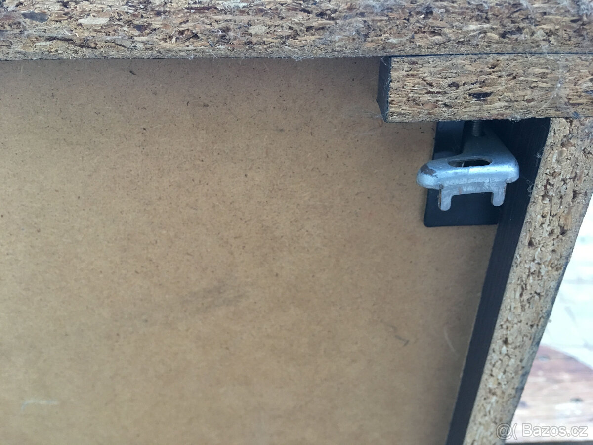 Závěsná prosklená police s výklopnými dvířky - 4