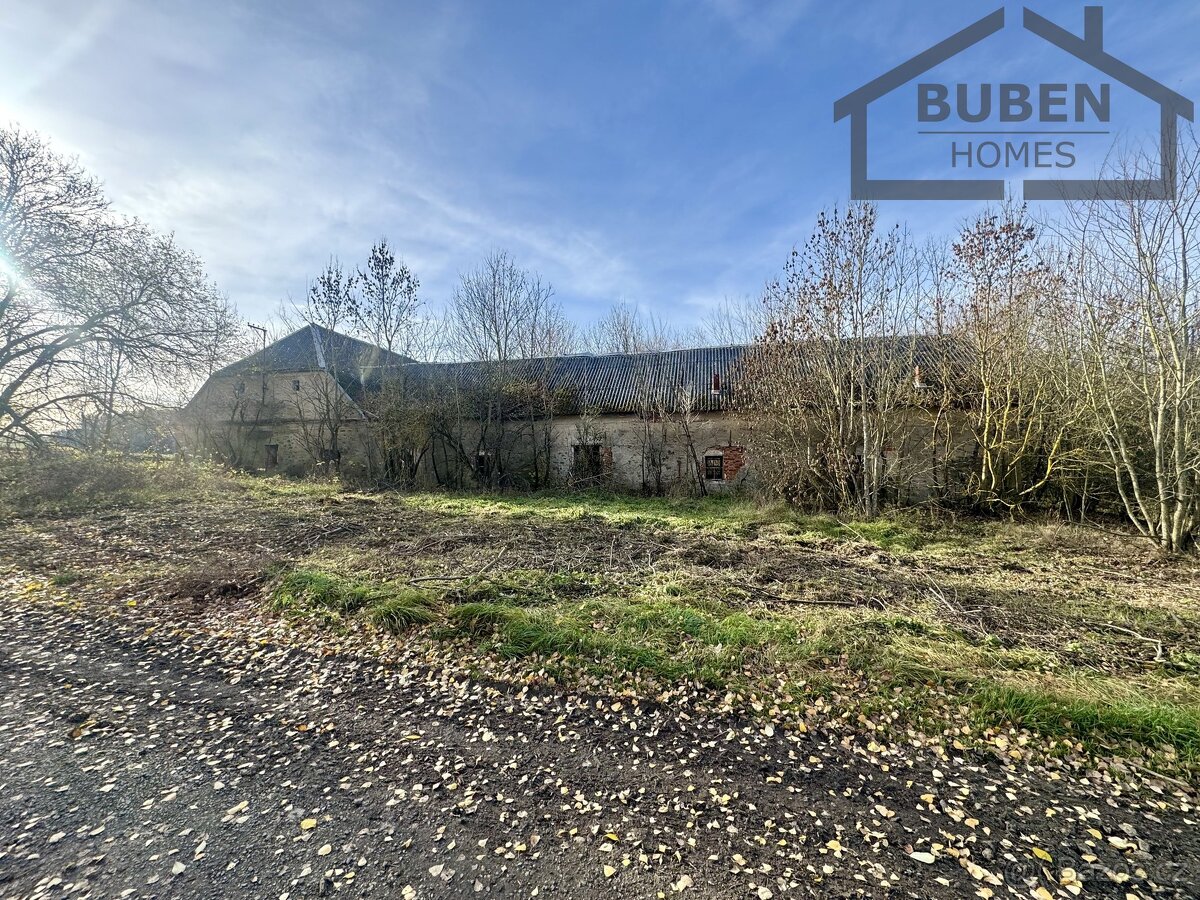 Stavební pozemek 10472 m² se zemědělskými budovami, Stráž - - 4