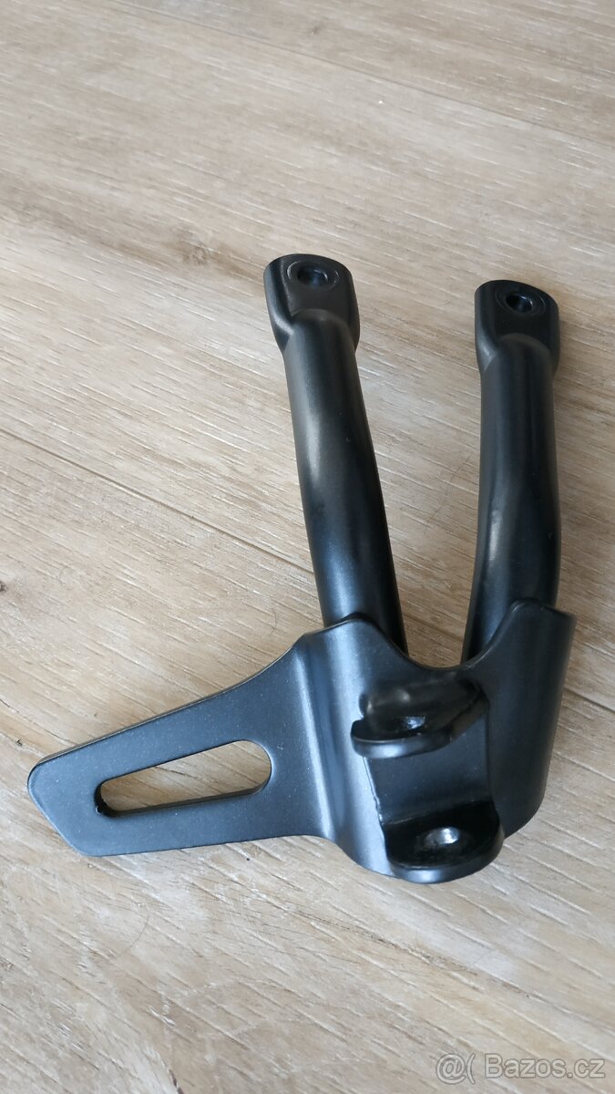 Yamaha MT03 - držák stupačky spolujezdce - 4