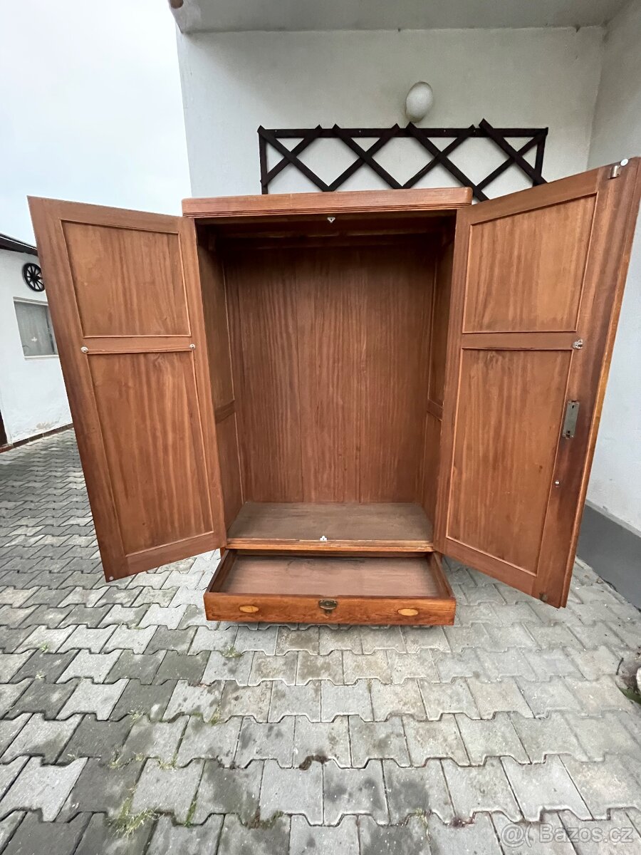 Starožitná šatní skříň - 4