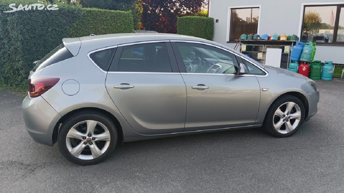 Opel Astra J 1,4i 103kw TK do 7/2027 - 4