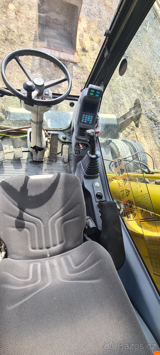 Bagr Komatsu PW220 - 4