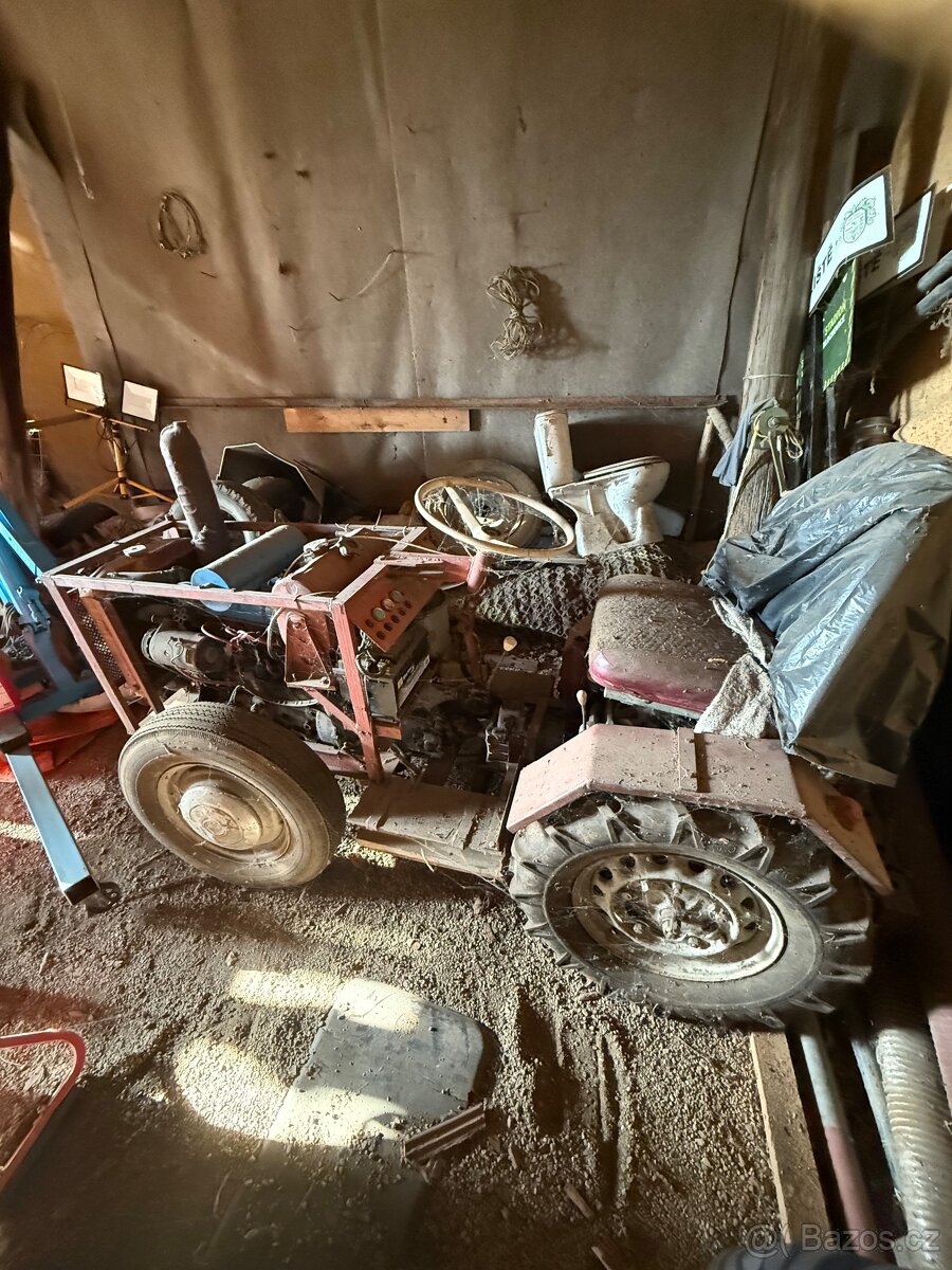 Prodám traktor na náhradní díly - 4