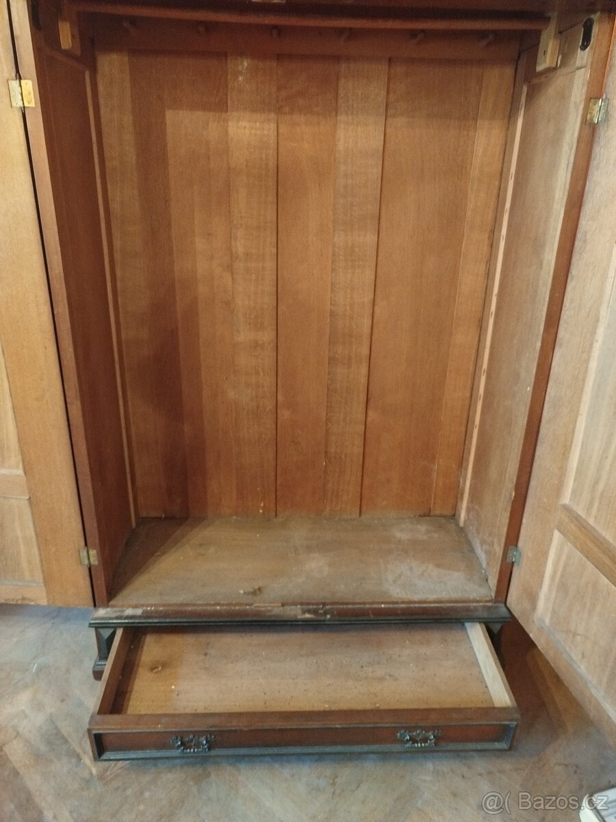 Starožitná šatní skříň - 4