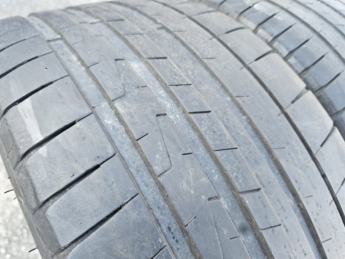 255/35R20 - 4