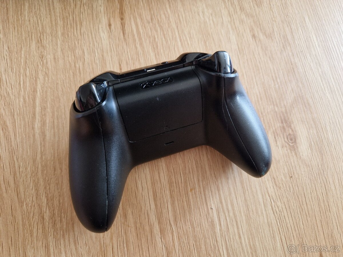 Xbox One X 1TB, černá | skvělý stav | originální balení - 4