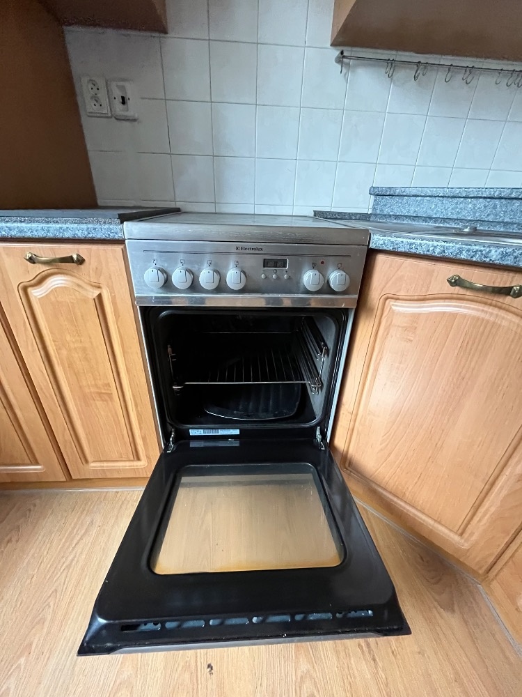 Kuchyňská linka + elektrický sporák - 4