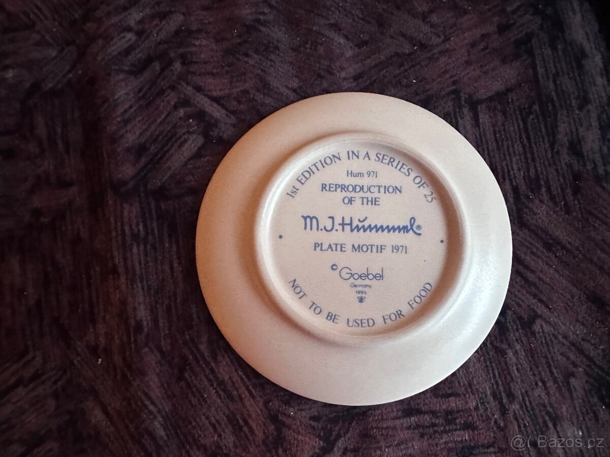 Kompletní sada 25 porcelánových talířků M.I. Hummel v dřevěn - 4