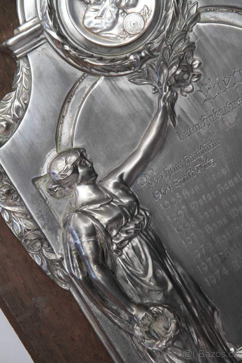 závěsný secesní reliéf plastika socha žena střelba - 4