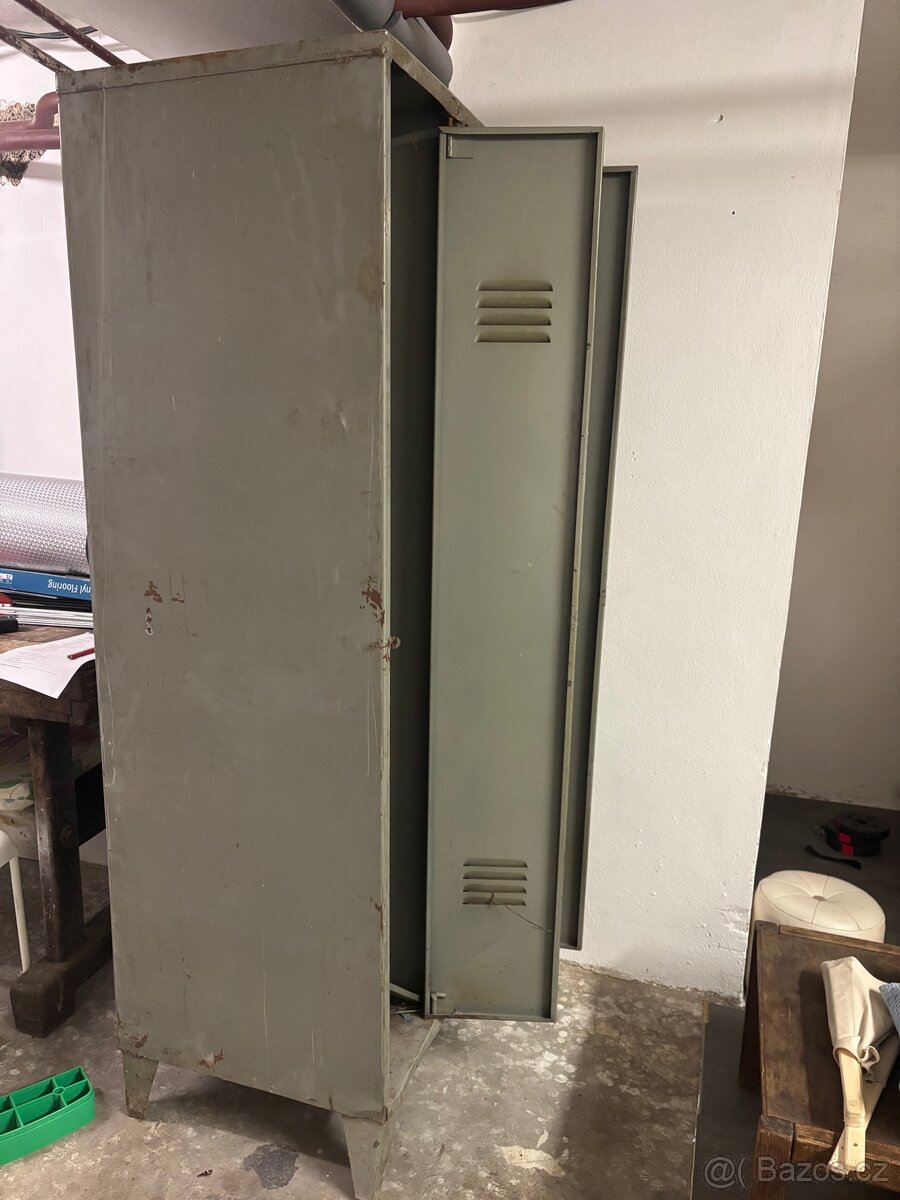 Plechová šatní skříň – za odvoz - 4