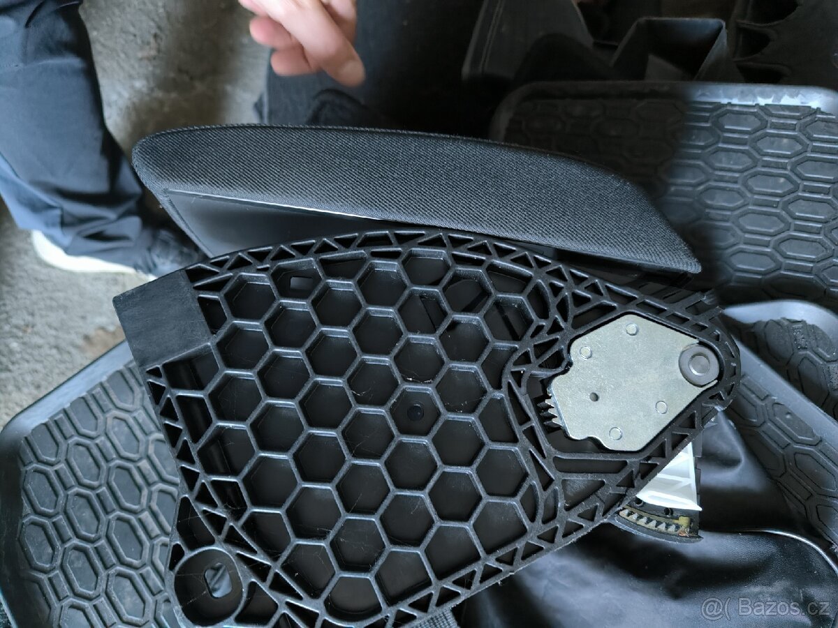 Škoda Octavia 2 loketní opěrka - nová - 4