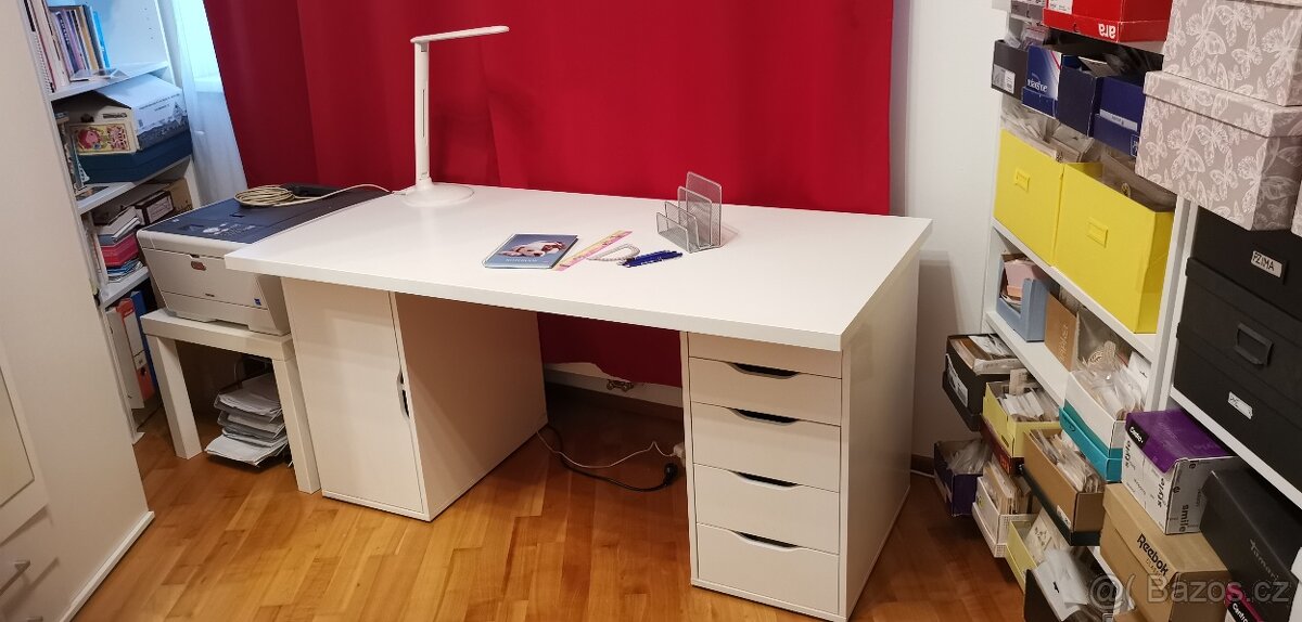 Moderní bílý kancelářský stůl – téměř jako nový - 4