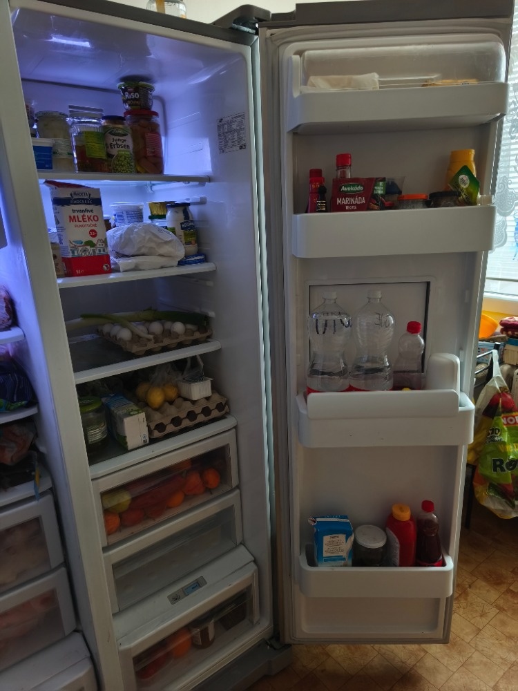 Americká lednice Samsung RSA - 1ZTPE s výrobou ledu a tříště - 4