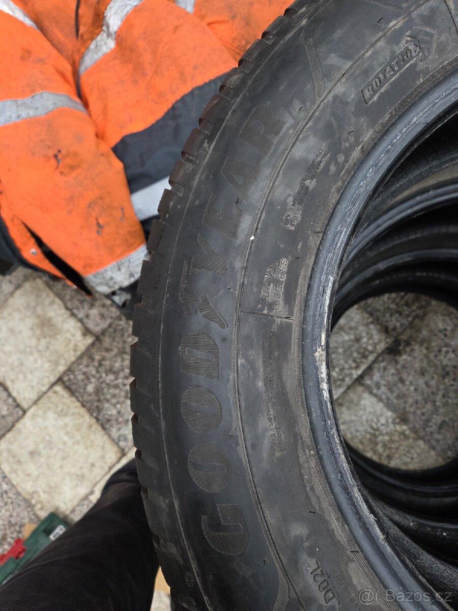 Goodyear Vector 4 seasons 235/65/17 - 4