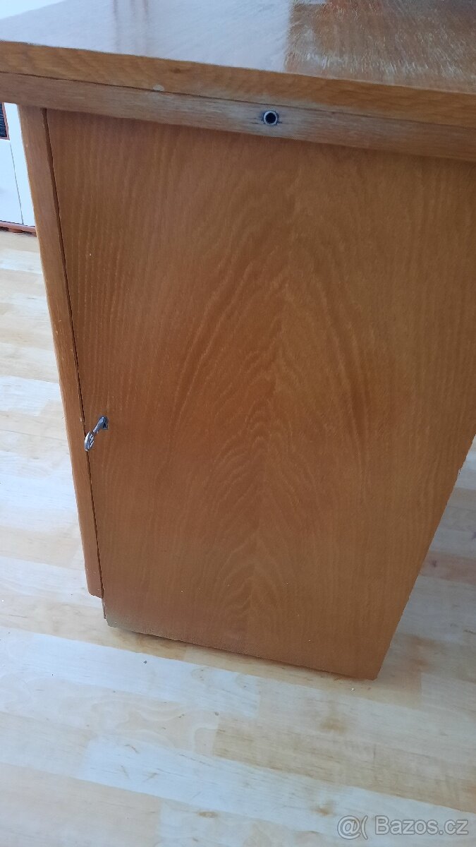 Šlapací skříňový šicí stroj - 4