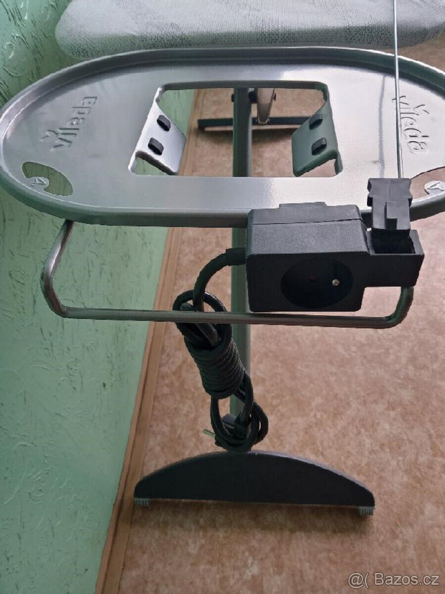 NOVÉ žehlící prkno Vileda Reflect se zásuvkou - 4