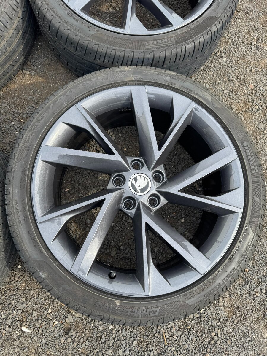 Alu Škoda Superb III/IV Vega 235/40/19 letní 6+ mm - 4