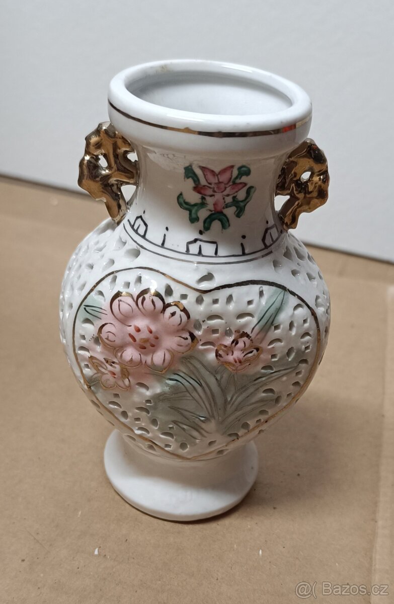 malá porcelánová vázička s prořezávaným dekorem - 4