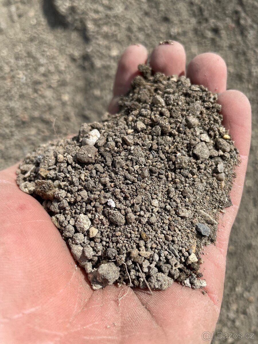 Zemina prosátá, tříděný a netříděný kompost. - 4