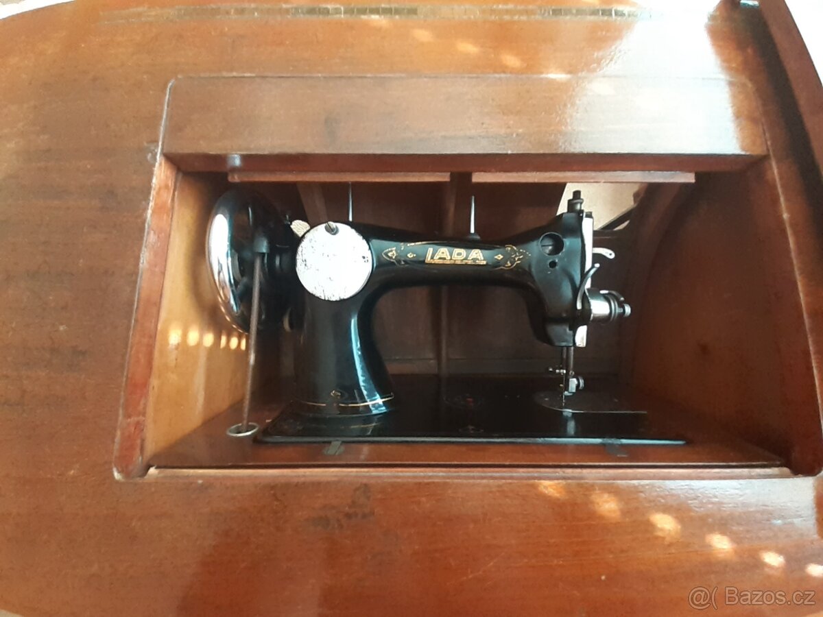 Šicí stroj LADA - 4