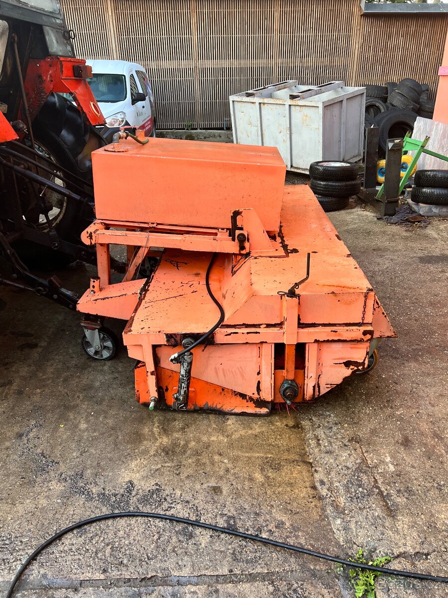 Zametací nesený kartáč za traktor - 4
