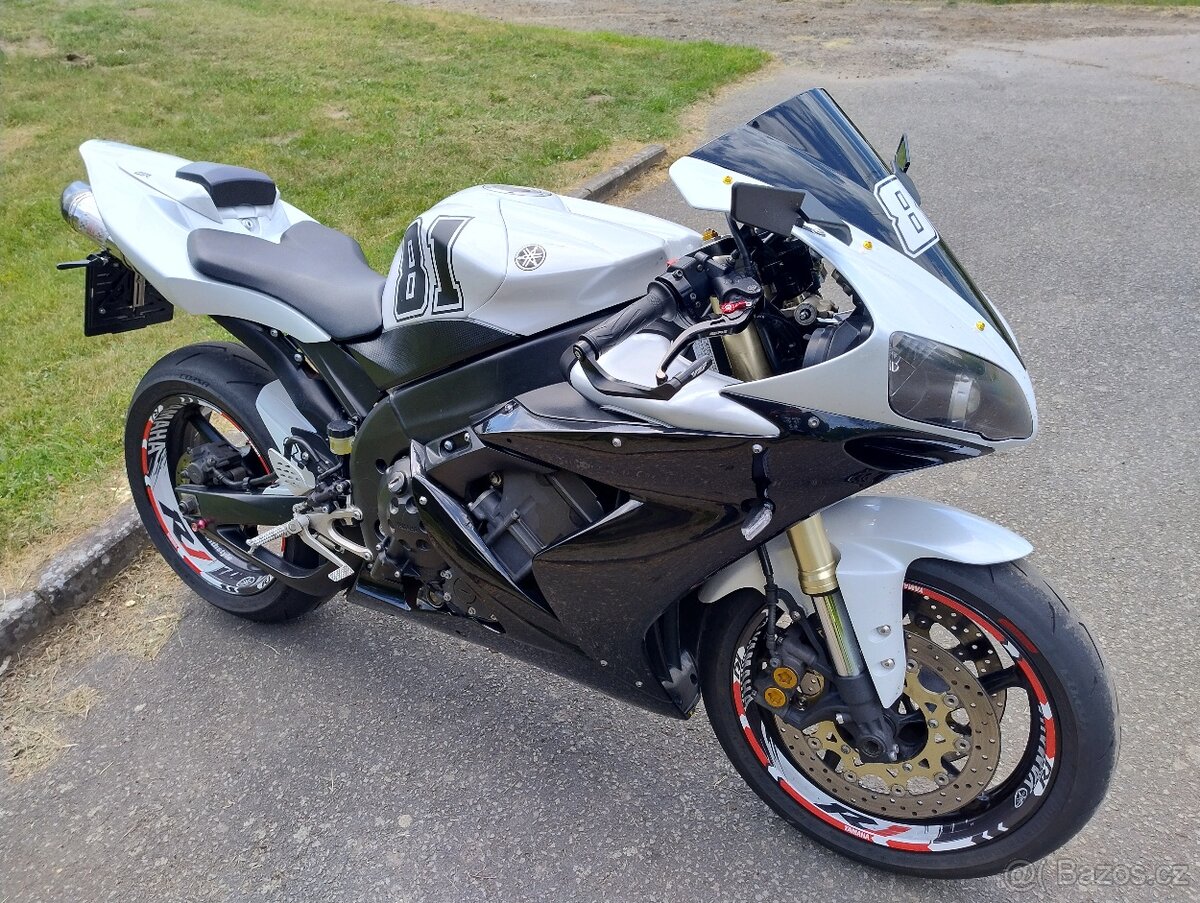 Yamaha R1 - 4