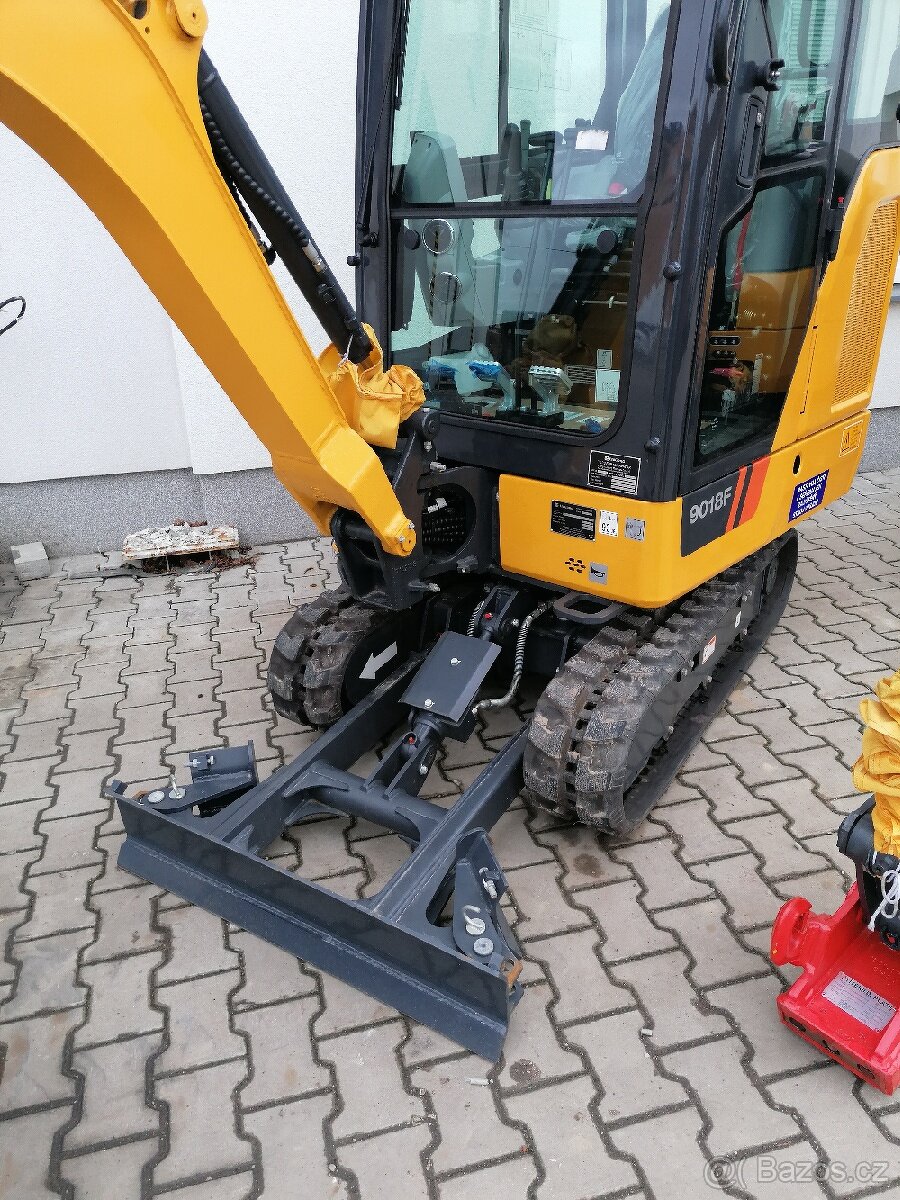 Minibagr 2000kg Liugong 9018. - 4