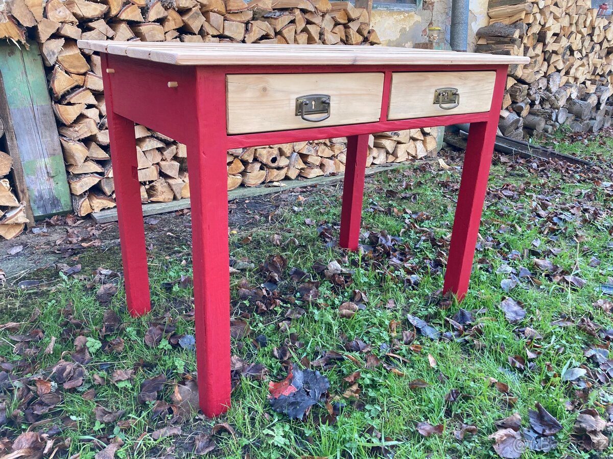 Starý červený stůl s šuplíkama - 4