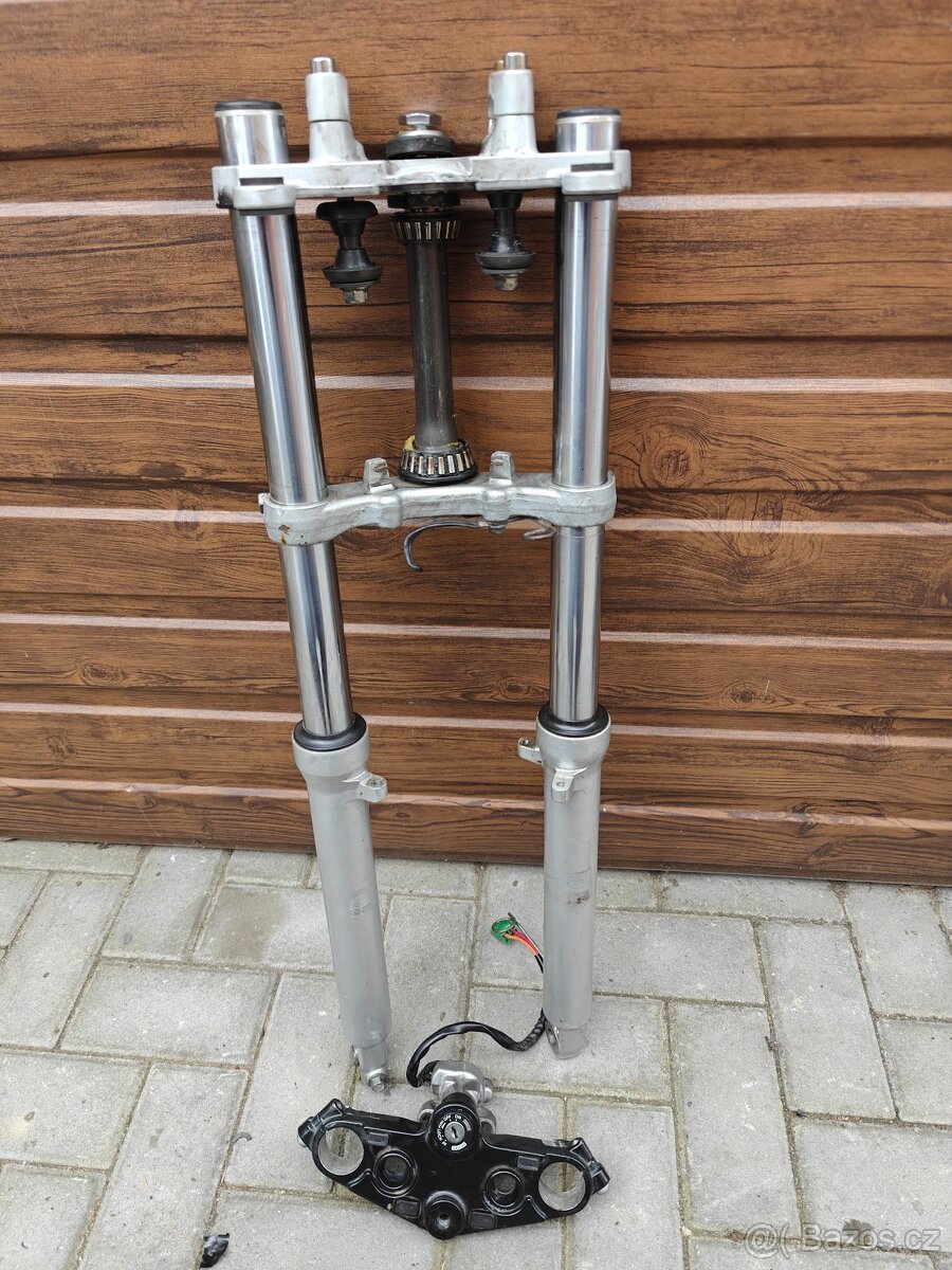 Suzuki GS 500 - přední tlumiče - kolo - centrální - 4