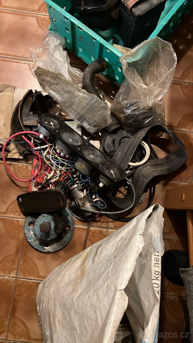 Komplet dílů Škoda 1000 MB – nádrž, světla, budíky, kabeláž, - 4