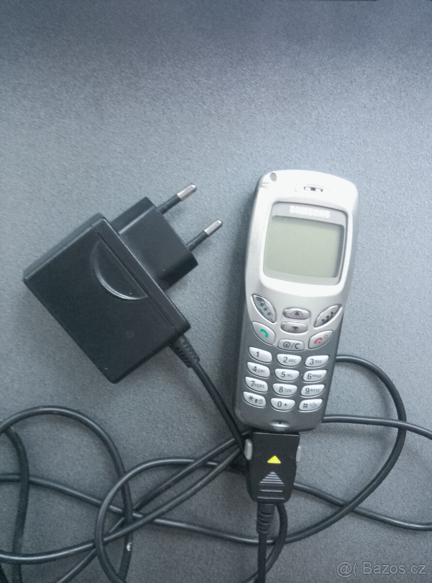Stare telefony na dily + nabijecka / pro sberatele - 4