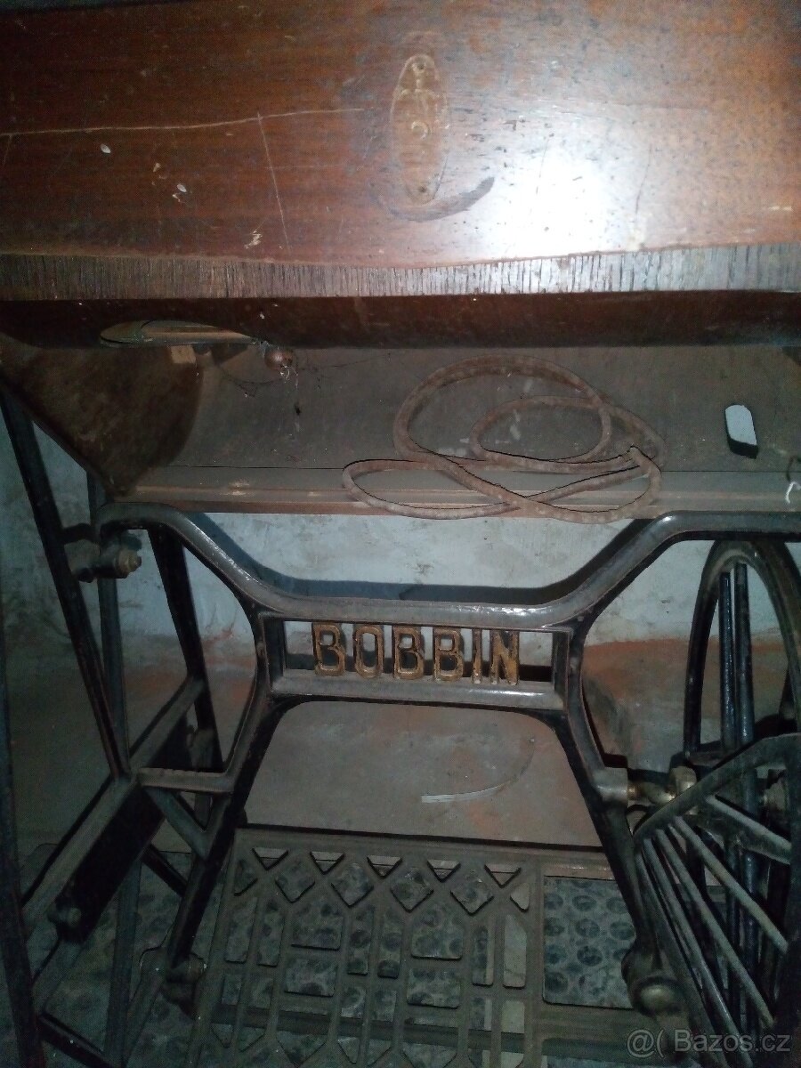 Starožitný šicí stroj, šlapací, zn. BOBBIN - 4