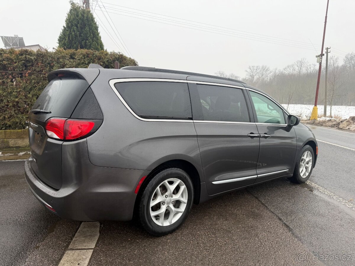Chrysler Pacifica 3,6 Pentastar Touring 8 míst 2017 DPH - 4