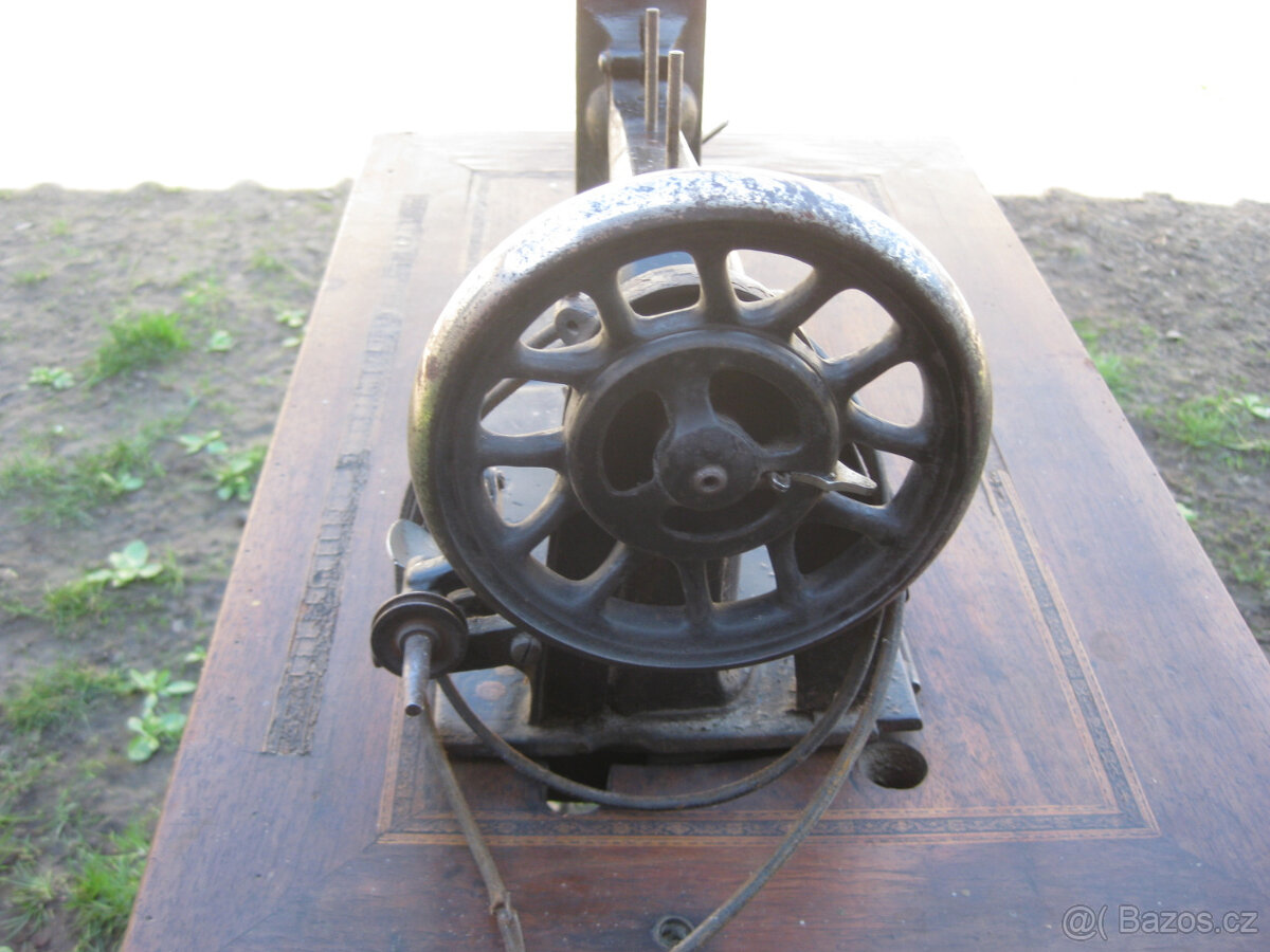 Starožitný šicí stroj - 4