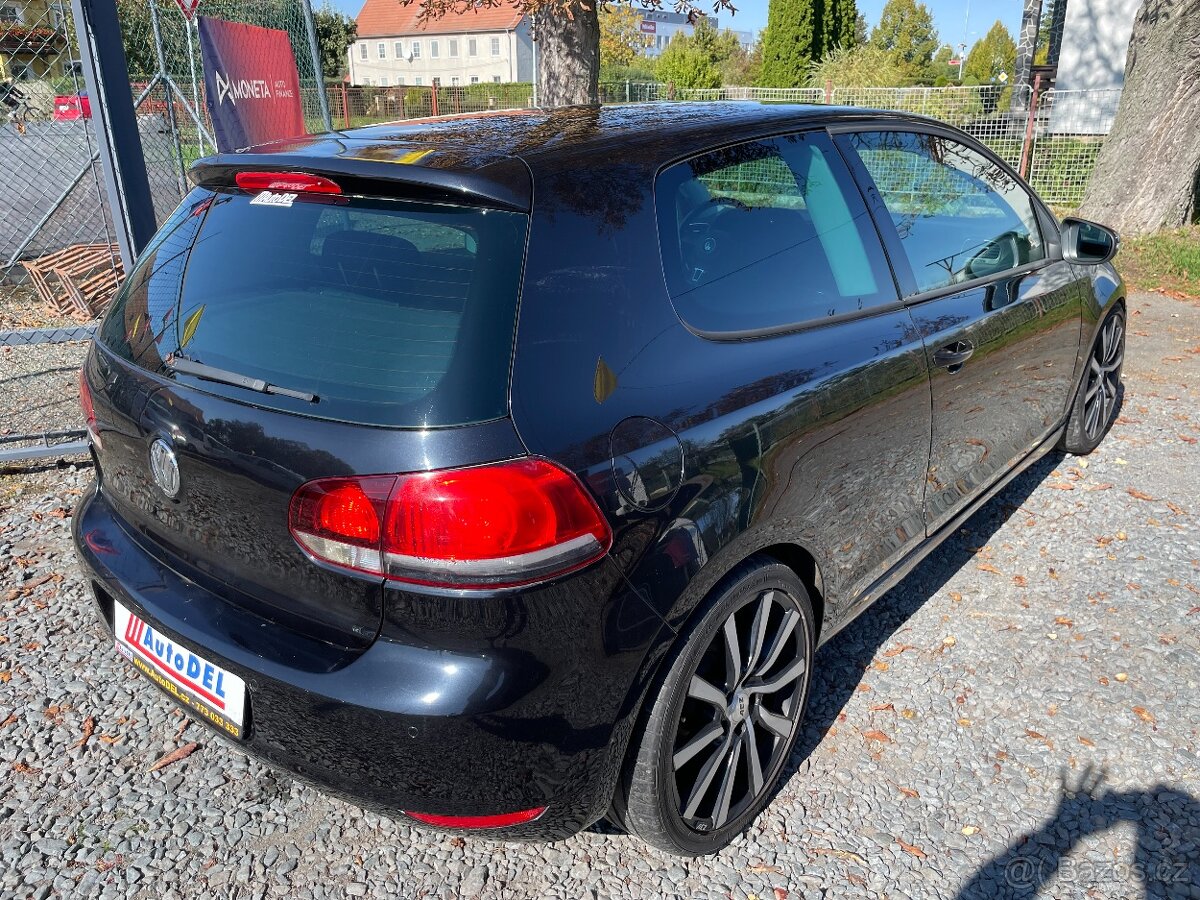 VW Golf 1.6 MPi Senzory, ALU, Výhřev Sedadel - 4