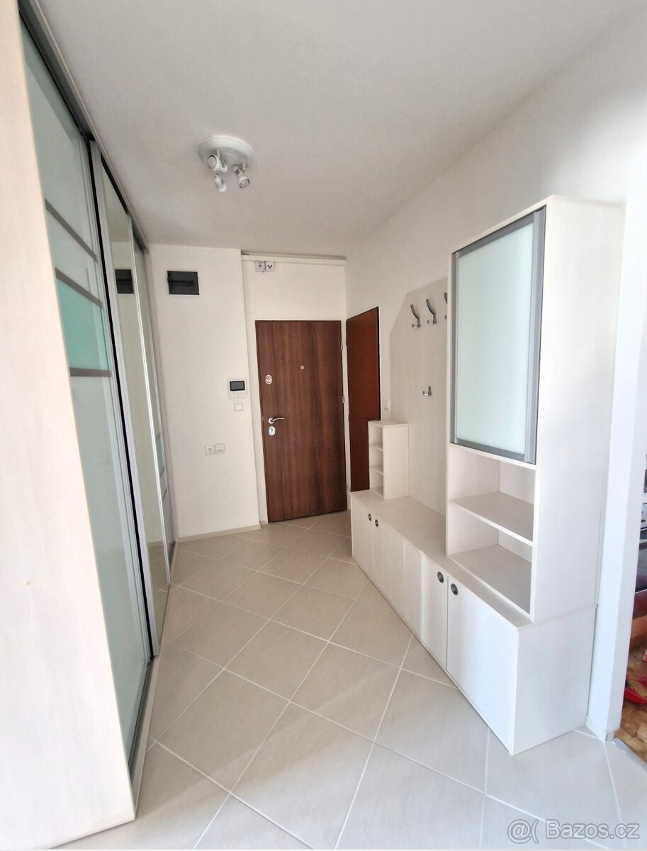 Vestavěna šatní skříň + botník - 4