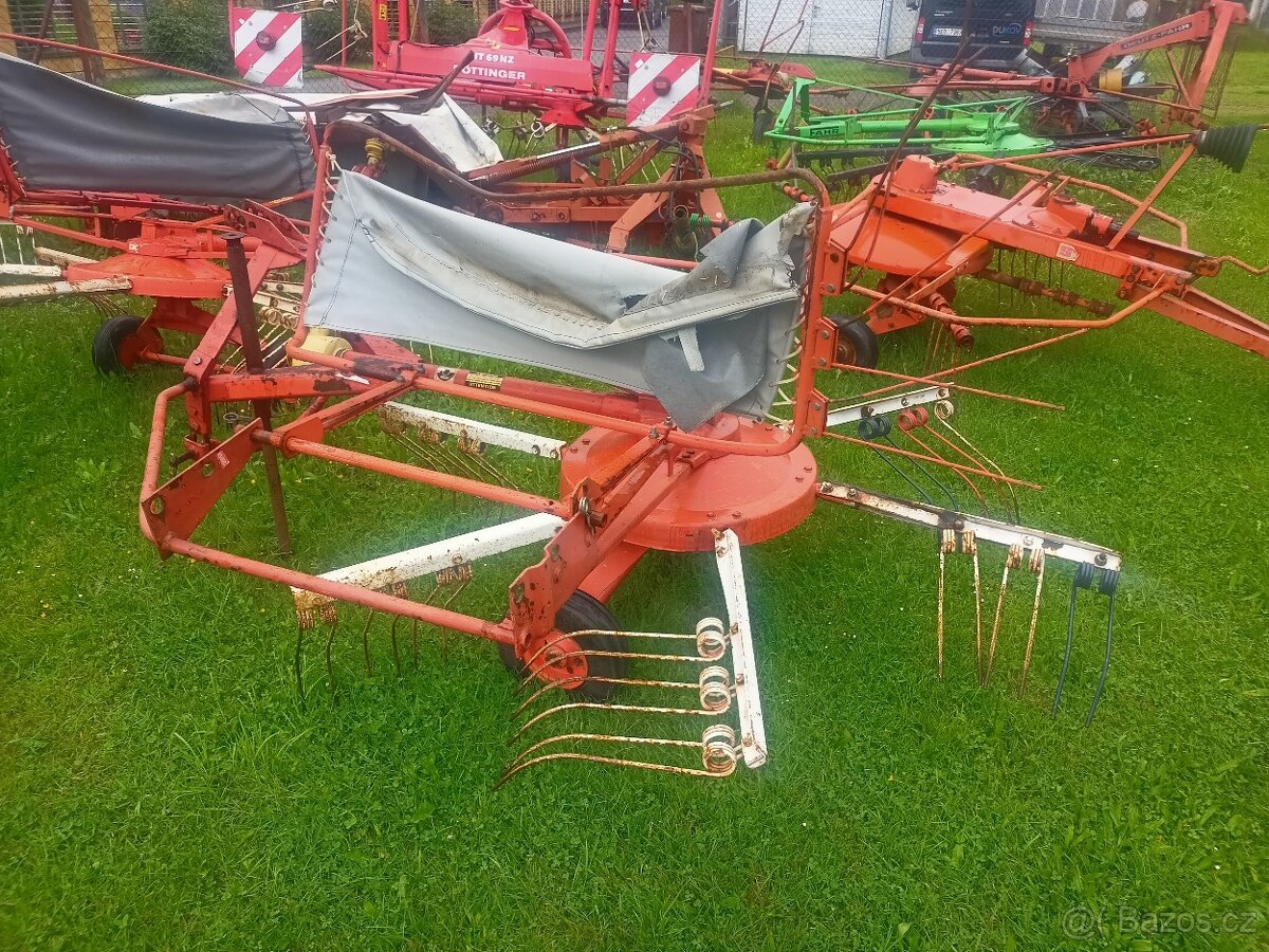 Pěkný shrnovač sena 2 m - 4