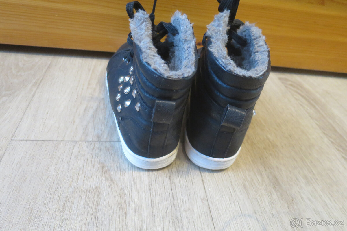 Černé kotníčkové zateplené boty vel.35, stélka 22, šněrování - 4