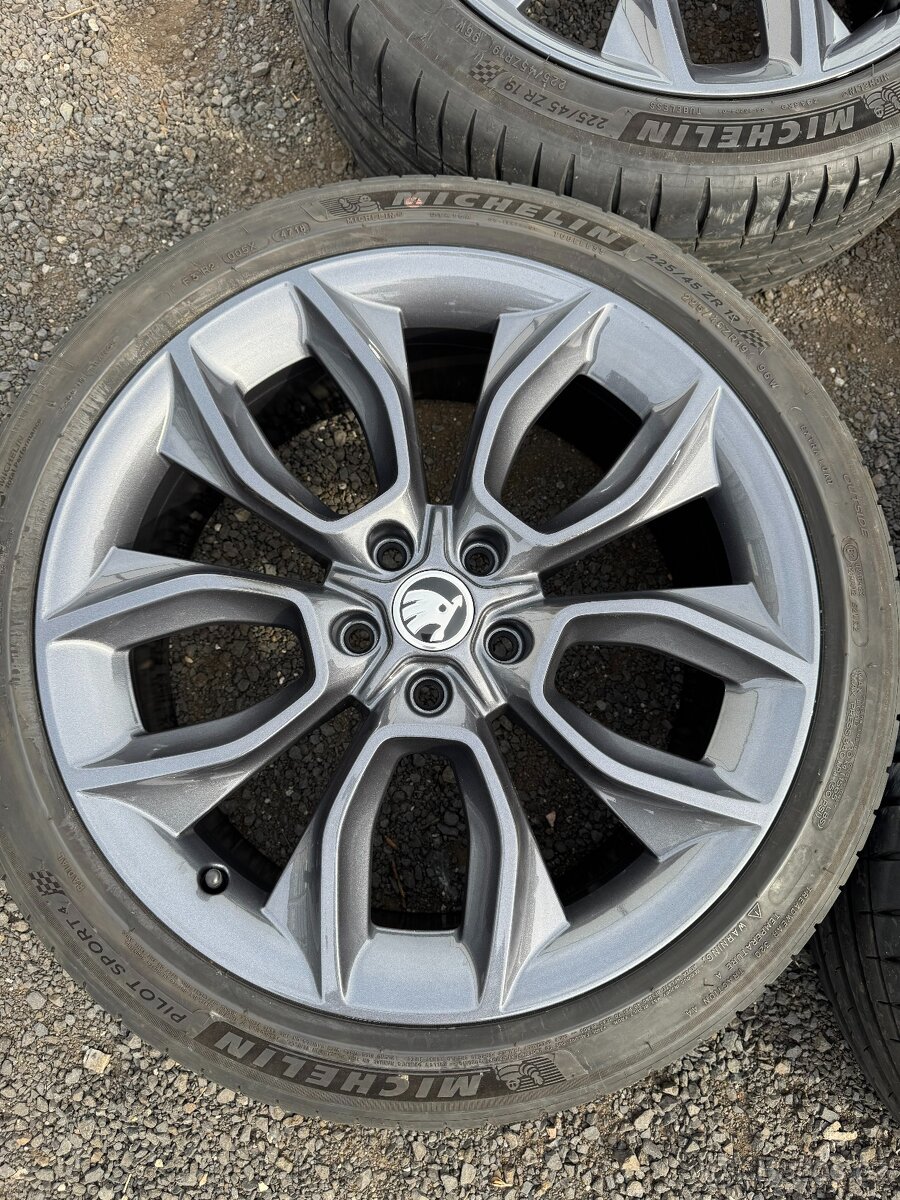Alu kola Škoda Karoq Crater 225/45/19 letní 7 mm - 4