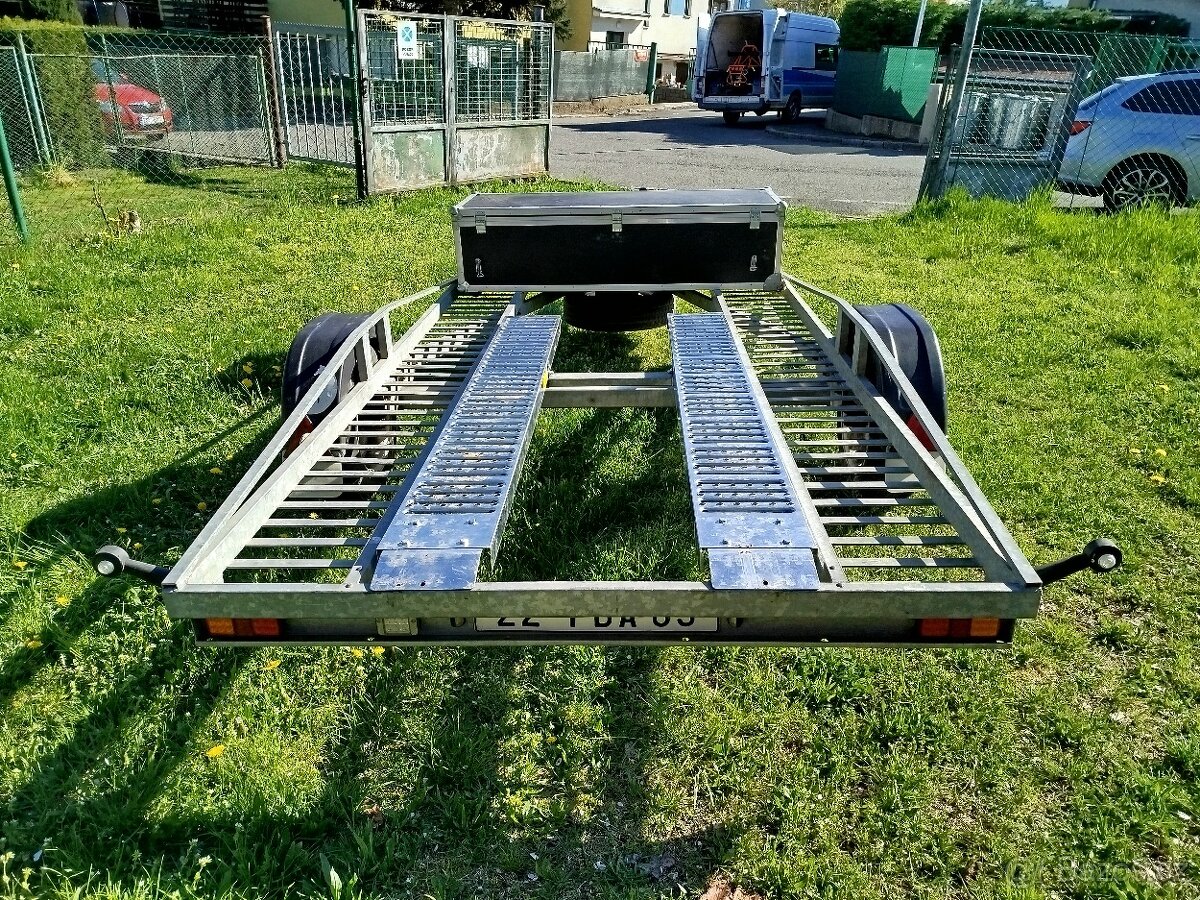 Malý auto přepravník