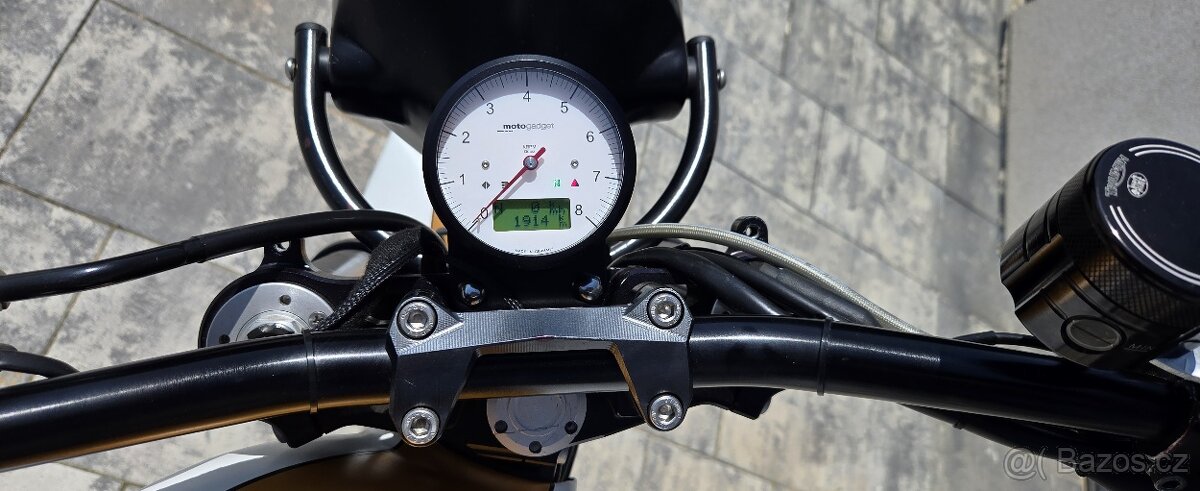 Triumph Thruxton 900i - 4