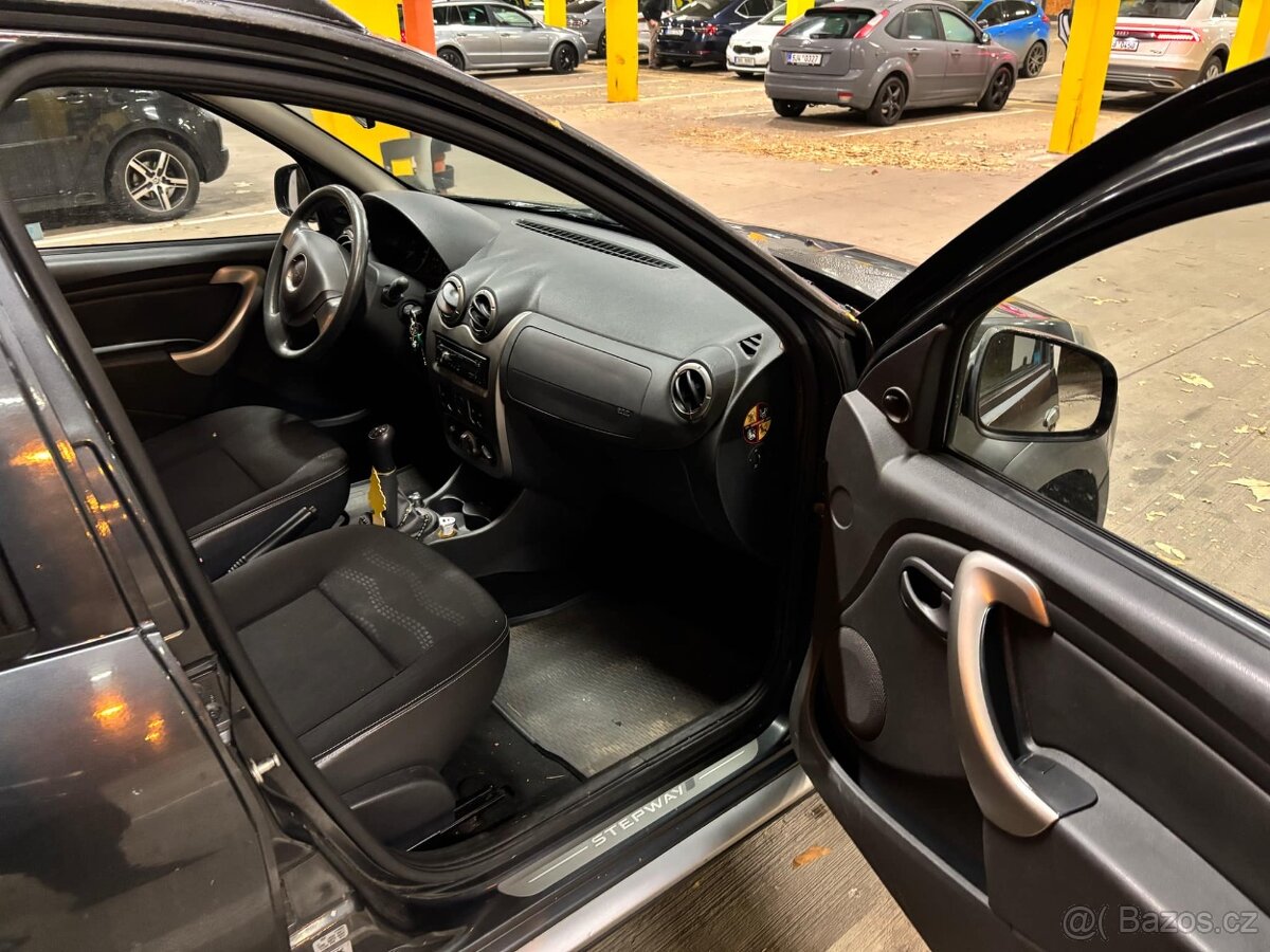 Automobil - Dacia Sandero - 4