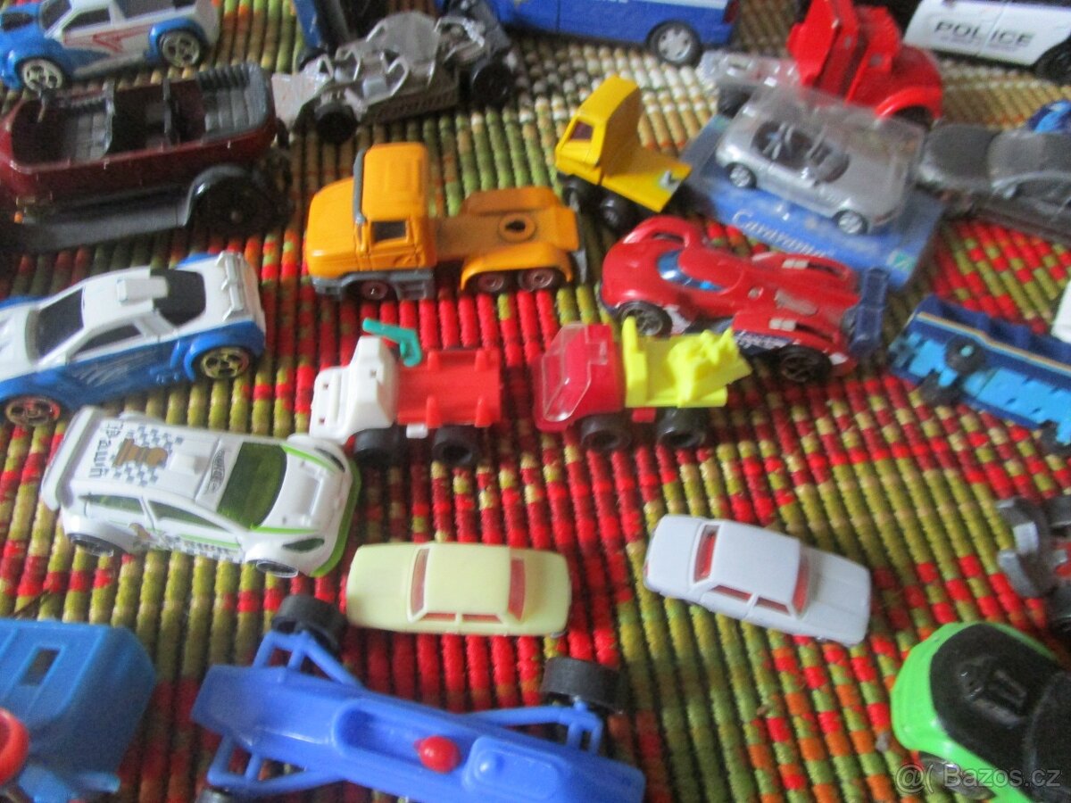 STARÉ HRAČKY-AUTÍČKA ATD. - 4