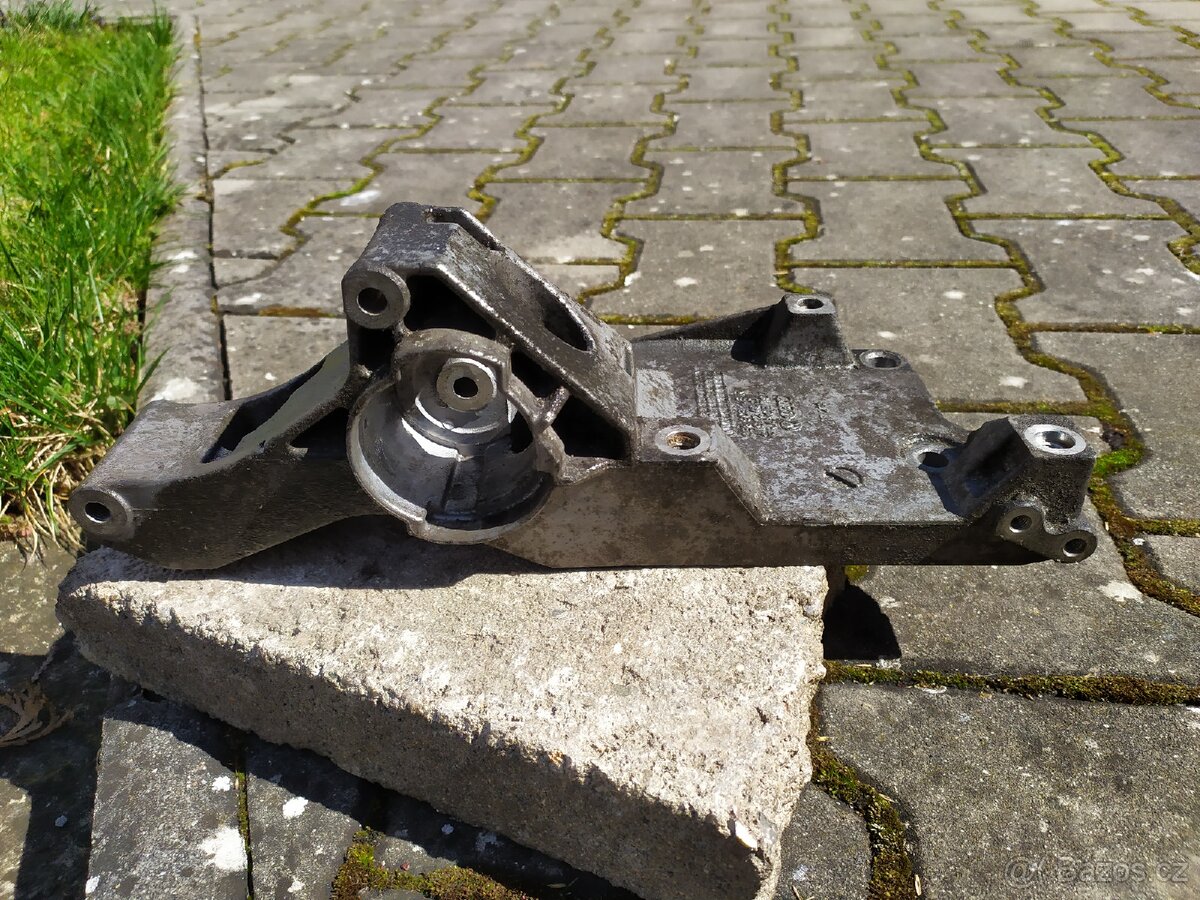 Držák alternátoru a klimatizace - 4