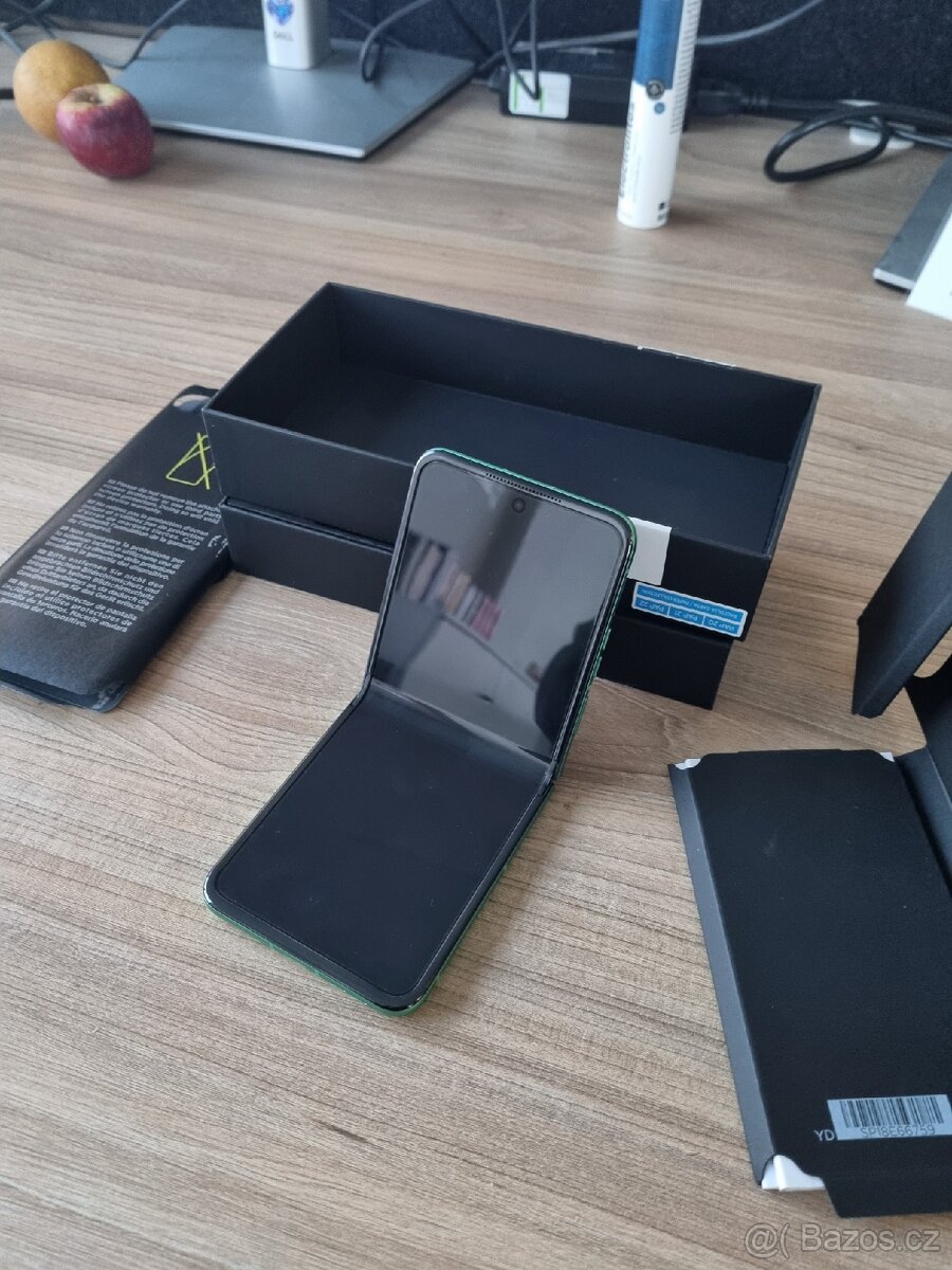 Motorola Razr 60 Pantone Spring - 4