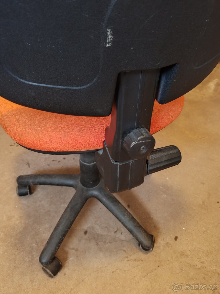 Otočná polohovatelná kancelářská židle - 4