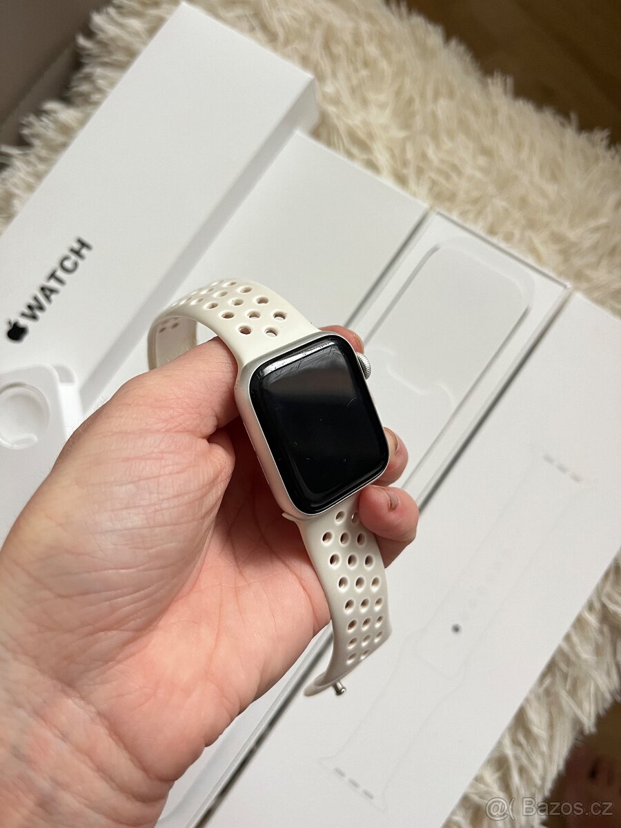 Apple Watch SE 40mm 2. generace - silver aluminium case - 4