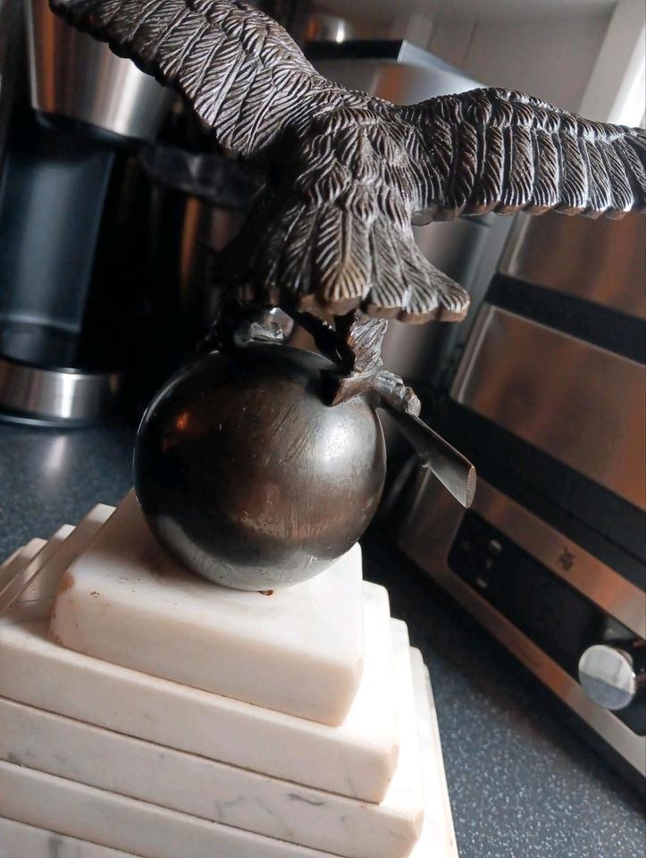 Bronzový orel na mramorovém podstavci – historická dekorace - 4