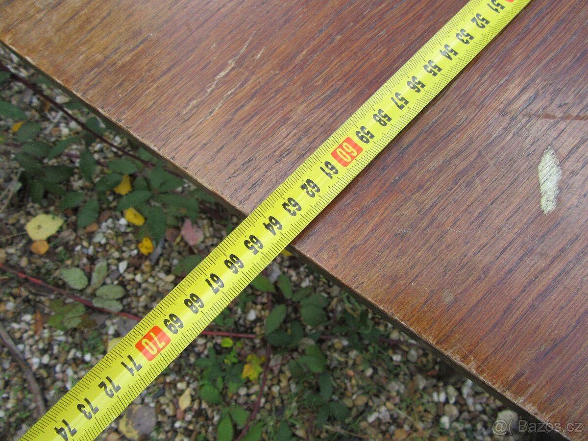 Nabízím starý televizní stolek na renovaci. Původní stav. J - 4